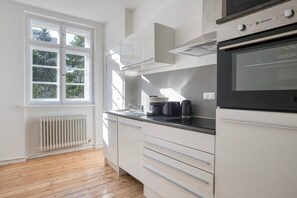Fridge, microwave, oven, dishwasher - Stylish Prenzlauer Berg 1BR, Fully Furnished & Equipped, by Blueground (Berlin)