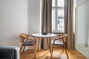 Dining - Lovely Friedrichshain Studio, Fully Furnished & Equipped, by Blueground (Berlin)