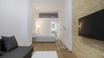 Tabla de planchar con plancha, cuna de viaje, wifi y ropa de cama