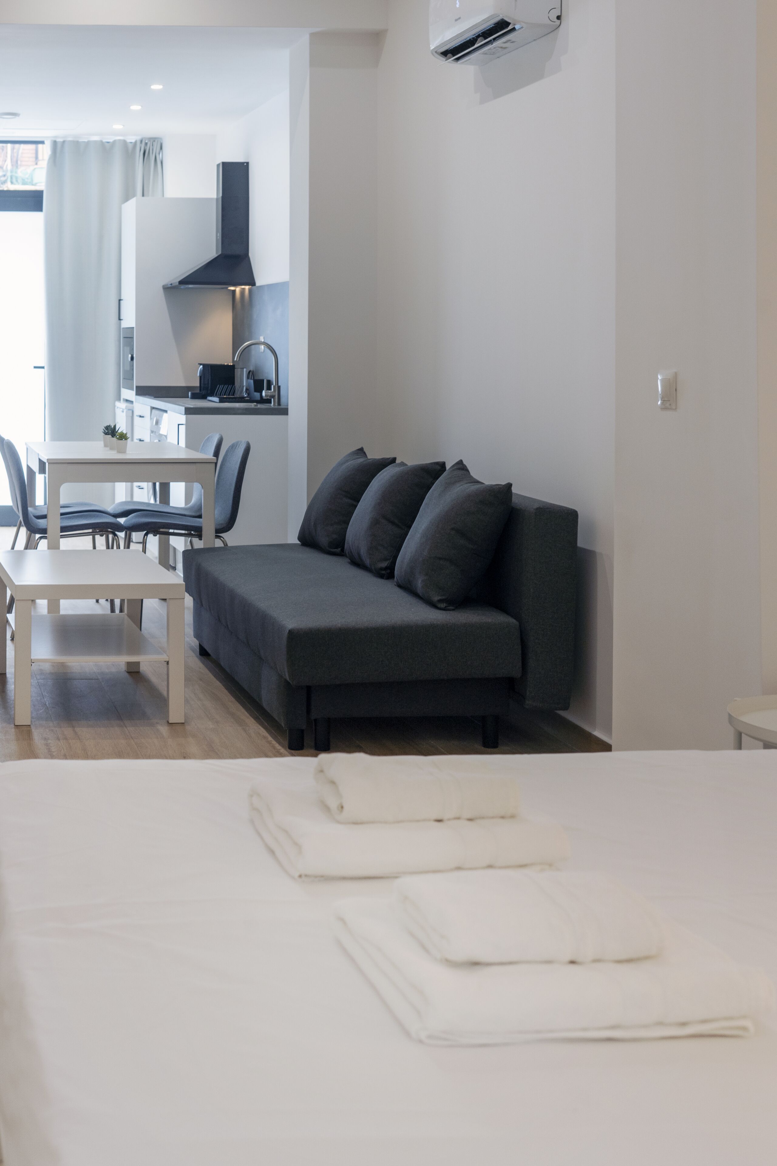 Planxa i posts de planxar, un bressol de viatge, wifi i roba de llit 