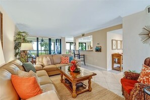 TV - Beachfront paradise at Bayshores on Vanderbilt Beach- Premier Sotheby's (Naples)