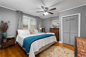 2 bedrooms, iron/ironing board, WiFi, bed sheets - Charming Cottage, with pool… close to National Hills Masters Tournament.
 (North Augusta)
