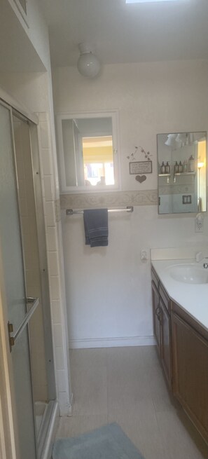 Shower, hair dryer, towels, soap - Need a restful transition before renewing You? This is your spot (Green Valley)