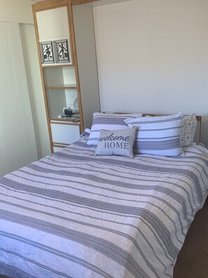 2 室のベッドルーム、アイロン / アイロン台、WiFi (無料)、ベッドシーツ