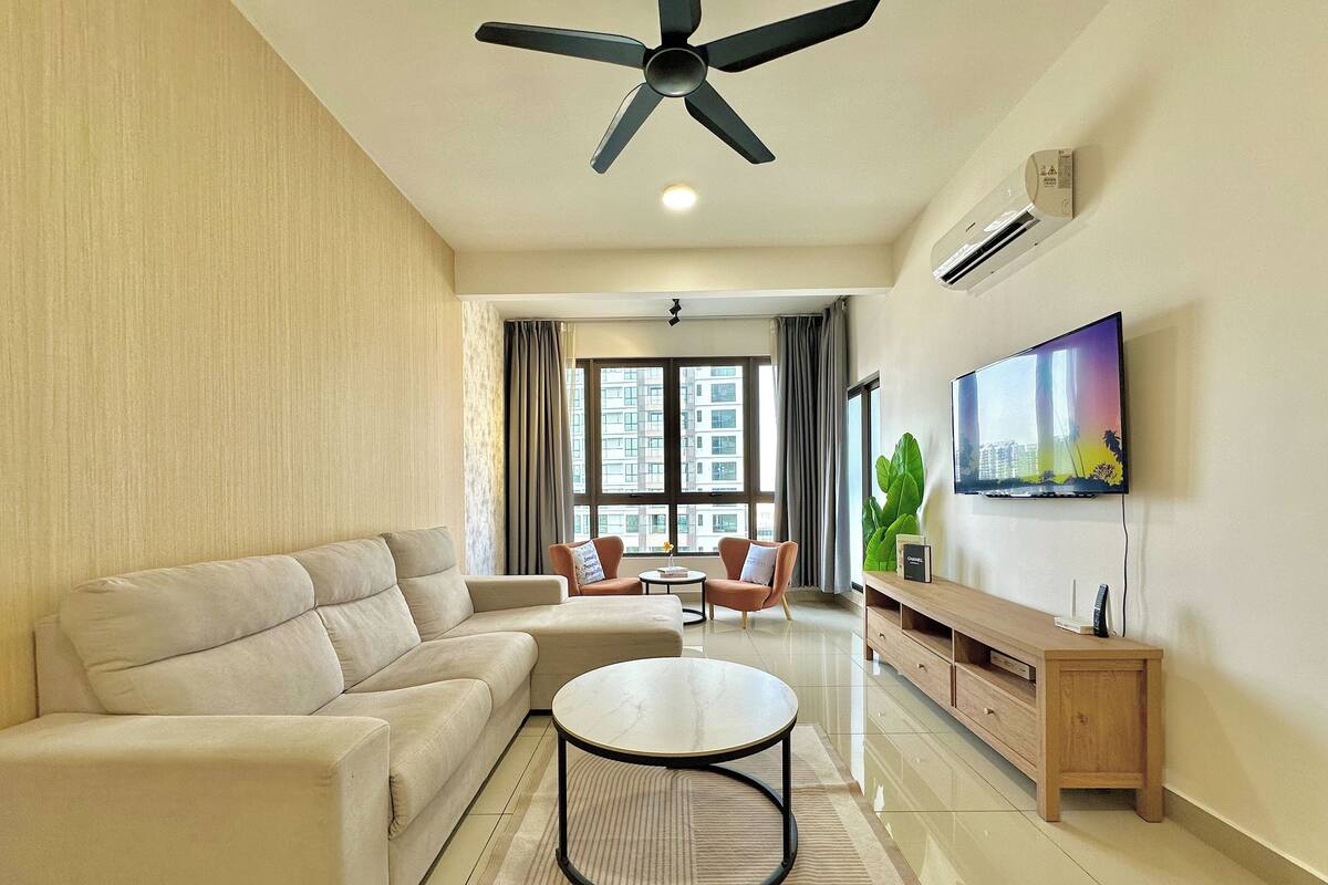 Apartamento conforto, 2 quartos, vista para a cidade | Área de estar | Smart TV 44 polegadas com canais digitais, Netflix