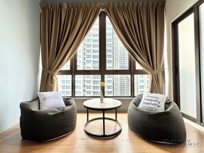 Apartamento conforto, 1 quarto, para não fumantes, não aceita animais de estimação | Área de estar | Smart TV 44 polegadas com canais digitais, Netflix