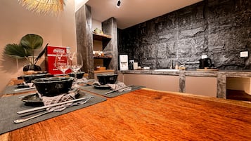 Premium Apartment, 2 Queen Beds, Bathtub, Sea View | Dining room