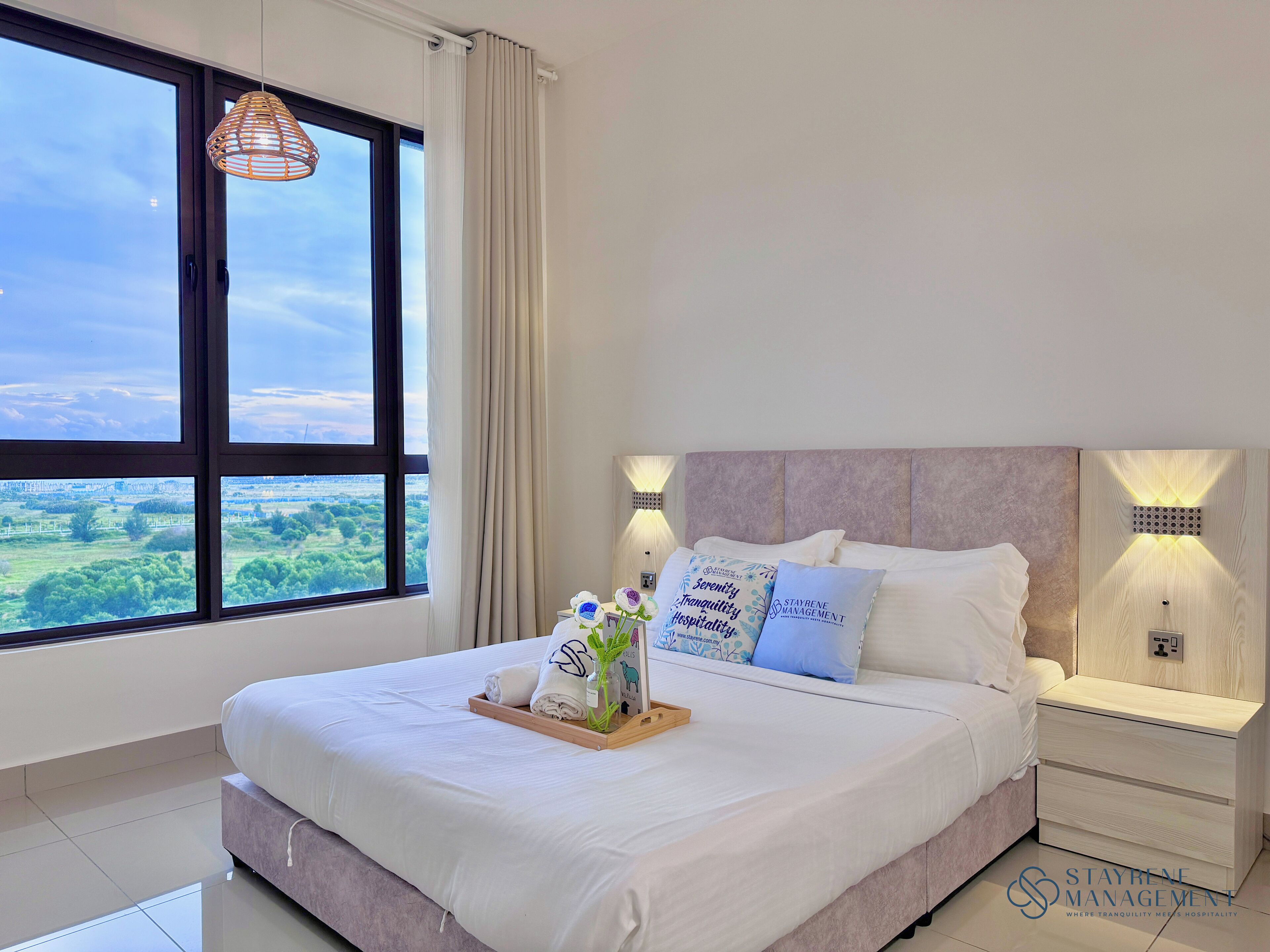 Tabla de planchar con plancha, wifi gratis y ropa de cama 