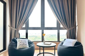 Apartamento conforto, 1 quarto, para não fumantes, vista para o mar | Área de estar | Smart TV 44 polegadas com canais digitais, Netflix