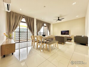 Comfort Penthouse, 4 Bedrooms, Non Smoking, City View | Living area | 44-inch Smart TV with digital channels, Netflix, streaming services