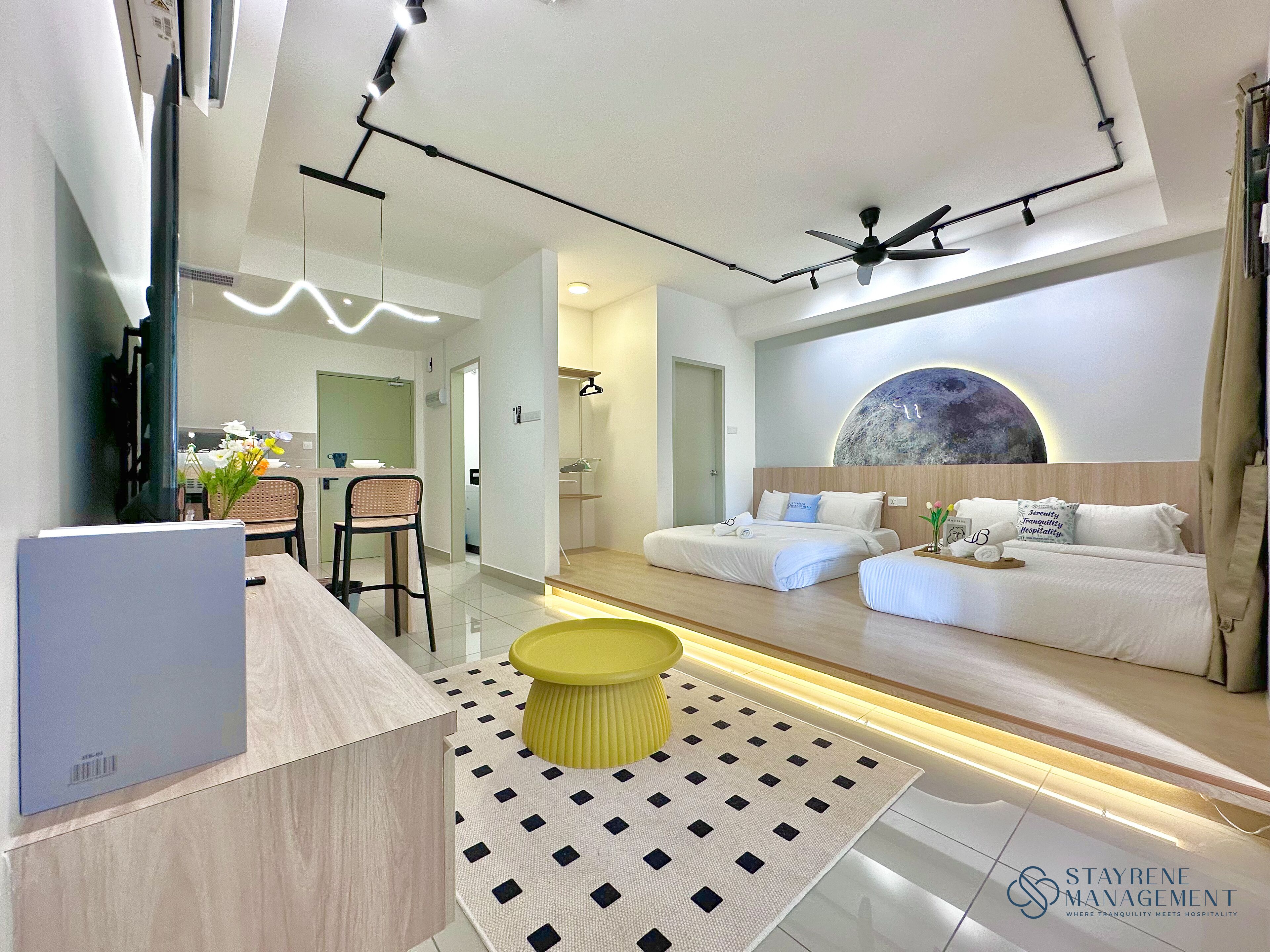 Una habitación de hotel moderna con una cama grande, un escritorio y una zona de comedor.
