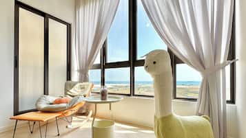 Comfort appartement, 2 queensize bedden, niet-roken, uitzicht op zee | Woonruimte | Een 44-inch smart-tv met digitale zenders, Netflix en streamingdiensten