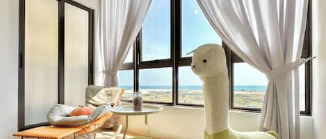 舒適公寓, 2 張加大雙人床, 非吸煙房, 海景 | 客廳 | 44 吋智能電視連數碼電視頻道、Netflix、串流服務