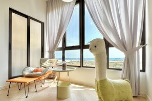 Apartamento Confort, 2 camas de matrimonio, no fumadores, vistas al mar | Zona de estar | Smart TV de 50 pulgadas con canales digitales, Netflix