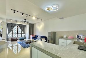 Apartamento Confort, 1 habitación, no fumadores | Cocina privada | Frigorífico, microondas, placa de cocina y hervidor eléctrico