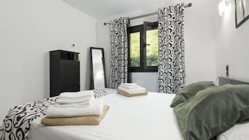 3 slaapkamers, een strijkplank/strijkijzer, gratis wifi, beddengoed