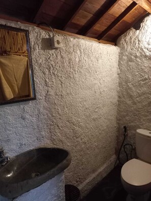 Serviettes fournies, savon, papier de toilette