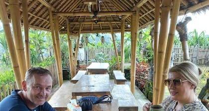 Farmhouse lokasi di desa bakas di tepi sungai bubuh