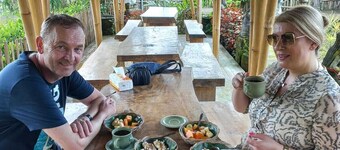 Farmhouse lokasi di desa bakas di tepi sungai bubuh