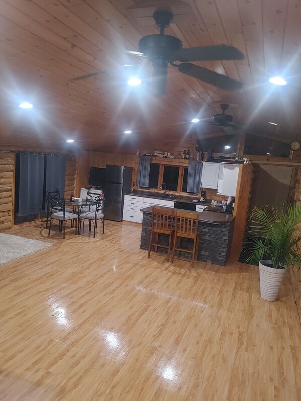 ثلاجة، ميكروويف، فرن، موقد طهي مسطح