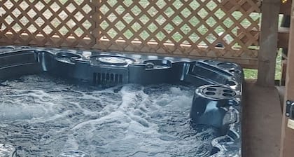 Cottage w/firepit, hot tub , next to ATV trails