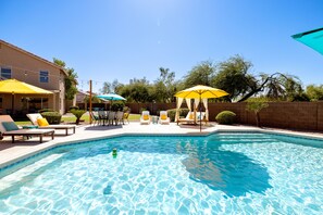Una piscina al aire libre, una piscina climatizada