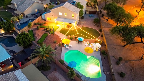 Una piscina al aire libre, una piscina climatizada