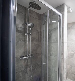 Een douche, een haardroger, handdoeken