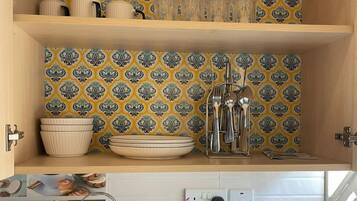 Een koelkast, een magnetron, een oven, een kookplaat