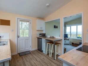 Fridge, microwave, oven, stovetop - Kilninver Chalet on Reelig Estate (Inverness-Shire)