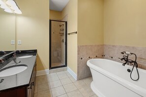 Shower, towels - Tahitian Pearl luxury oceanview duplex with twin 8 bedroom villas, pool, hot tub and more (North Myrtle Beach)