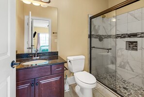 Shower, towels - Tahitian Pearl luxury oceanview duplex with twin 8 bedroom villas, pool, hot tub and more (North Myrtle Beach)