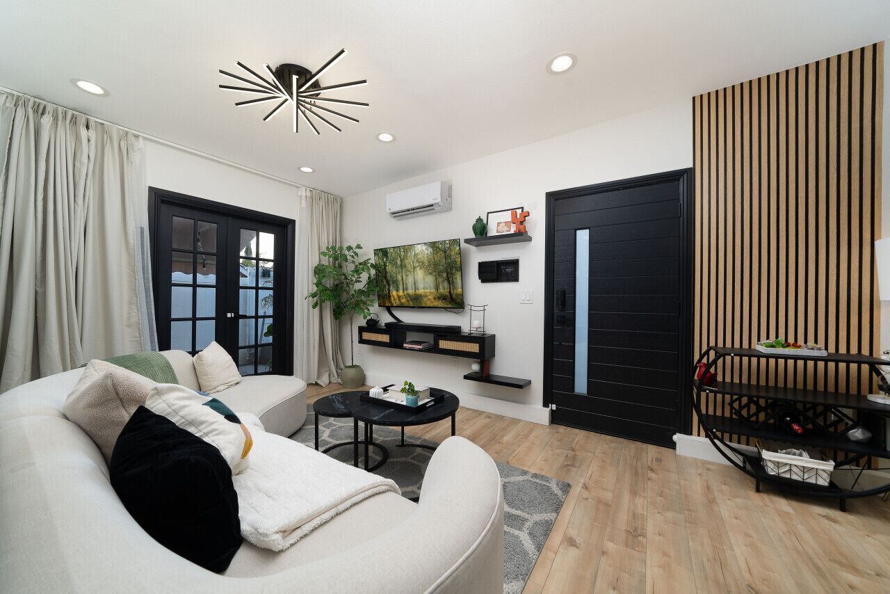 Luxury Kitchen & Private Courtyard: Top Features
