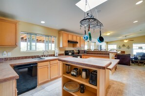 Microwave, dishwasher, coffee/tea maker, toaster - 11 Mi to Saguaro Nat'l Park! Family Home w/ Deck (Tucson)