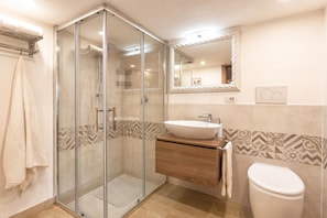 Bidet, towels