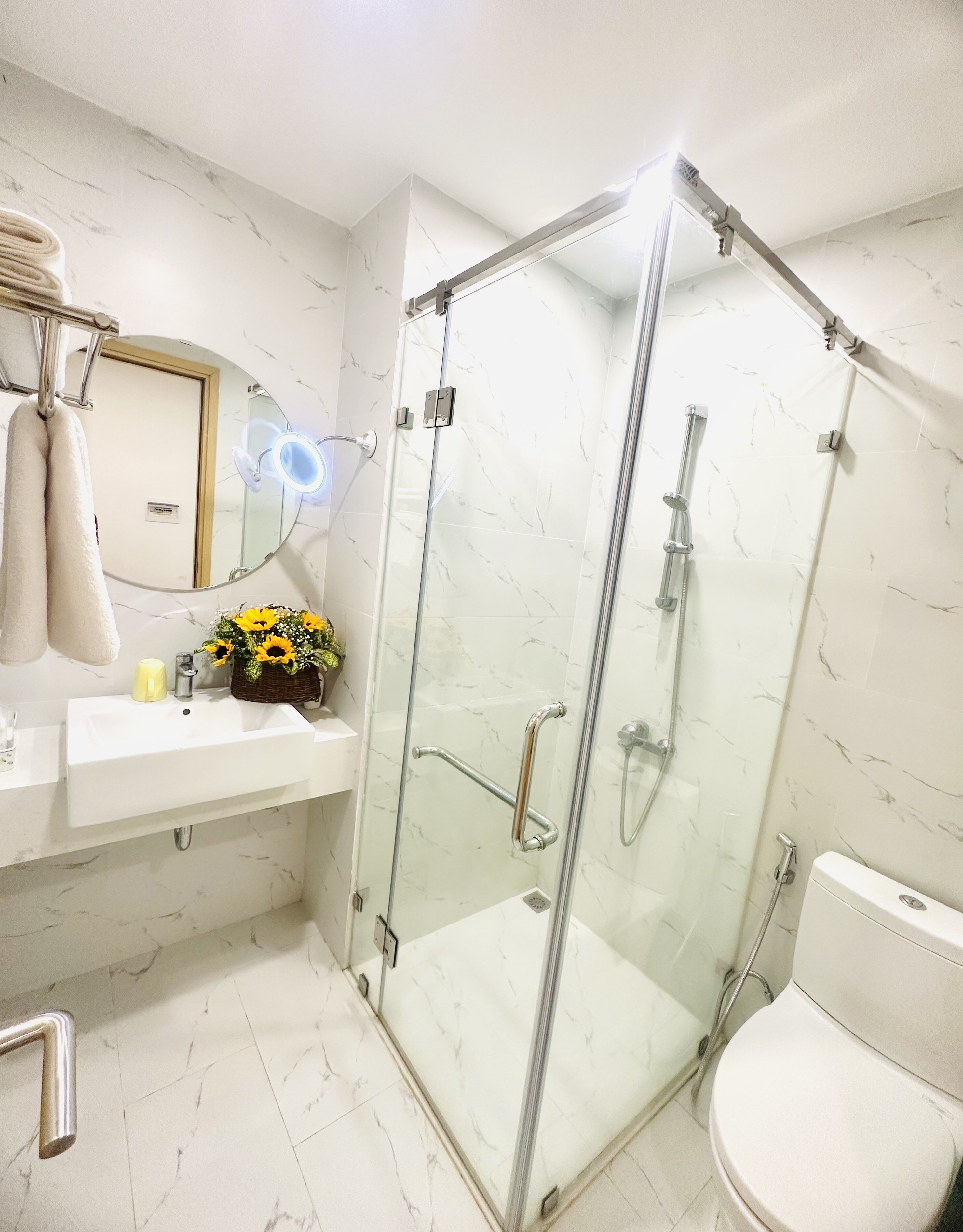 Hiustenkuivaaja, bidee, pyyhkeet, saippua