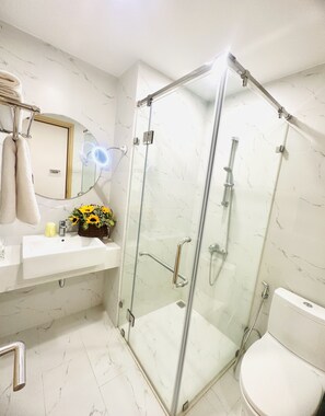 Sèche-cheveux, bidet, serviettes fournies, savon