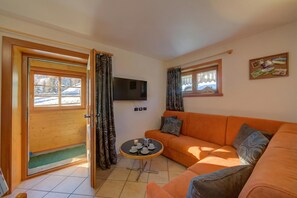 TV - Chalet Sciachilo’ Ski In-Ski Out 10m, Livigno, Italy (Livigno)