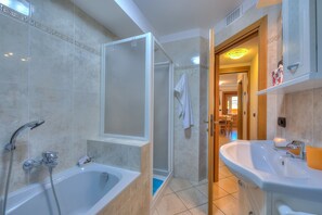 Sèche-cheveux, bidet, serviettes fournies