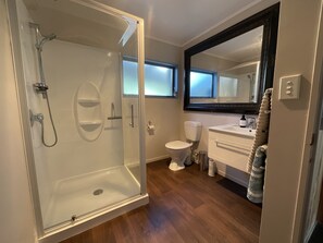 Shower, hair dryer, towels, soap - Stunning Ocean Views from Waihi Beach - Mt Maunganui Private Rustic country home (Tahawai)