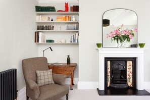 32-inch Smart TV with digital channels, TV - Perfect Pied-a-terre in Clapham by Underthedoormat (London)