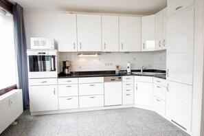 Kjøleskap, ovn, kokeplater og oppvaskmaskin