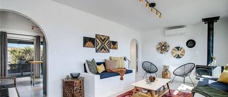 Smart-TV, peis, bøker og musikkbibliotek