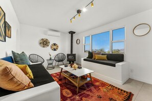 スマートテレビ、暖炉、書庫、ミュージックライブラリ