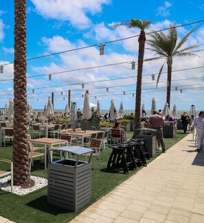 Outdoor dining - Serendipity Sands by Kaiser Vacations | Pass Time Cottages with Gulf Views, Beach, Lagoon Access (Gulf Shores)