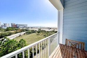 Property grounds - Gorgeous & sun-kissed retreat with pool, gym, W/D, & incredible balcony views (Orange Beach)