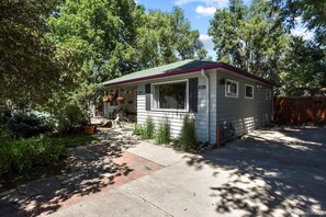 Exterior - Tons of Trails! Red Rocks close! Huge patio area for relaxation and entertaining (Littleton)