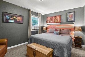 3 sovrum, värdeförvaringsskåp på rummet och skrivbord