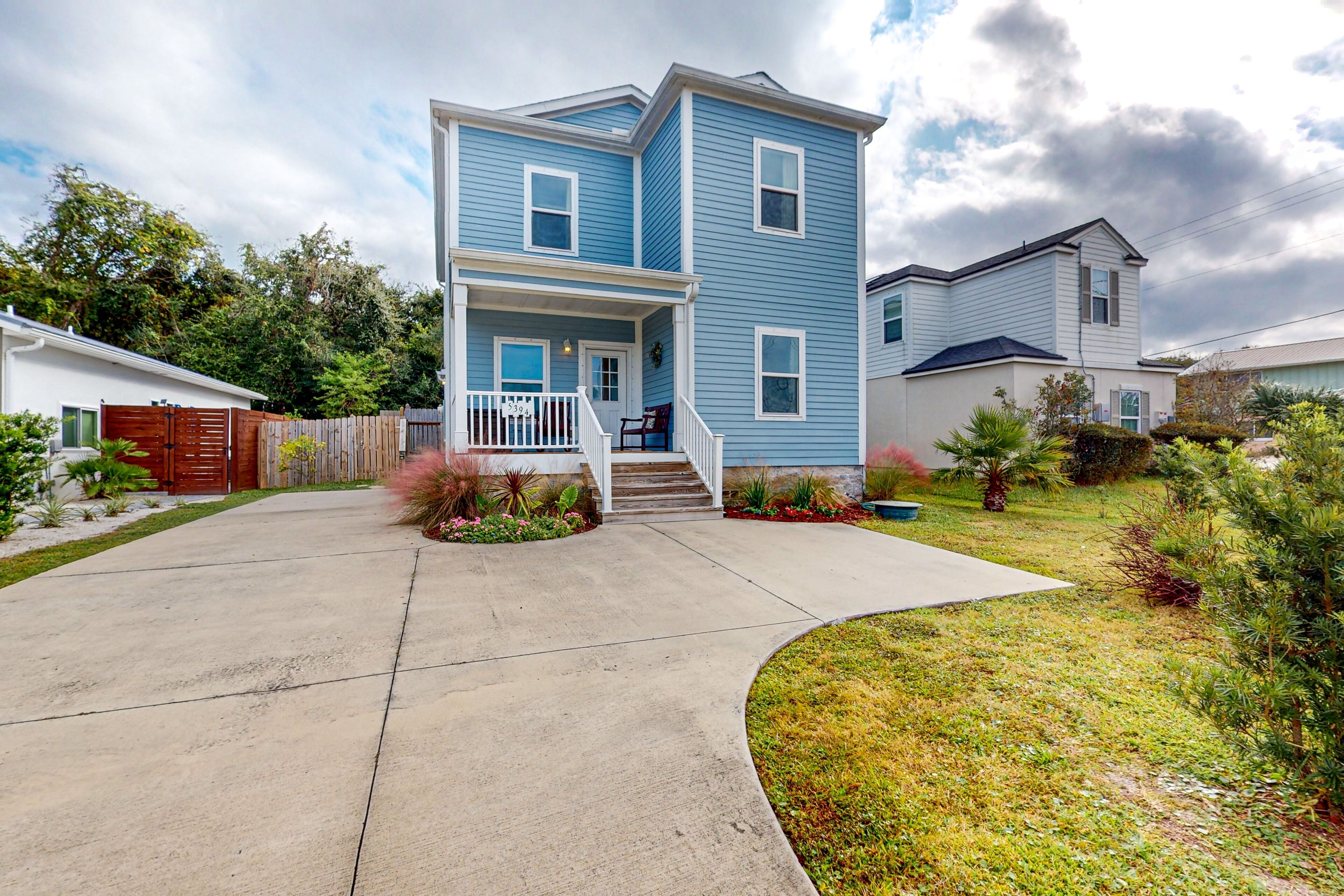 Charming home steps from the beach with enclosed yard and grill - dog-friendly