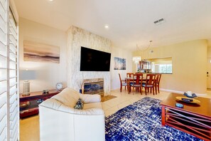 テレビ、暖炉、書庫